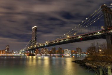Manhattan Köprüsü ve New York Şehri 'nin gece manzarası. Manzara Dumbo Park, Brooklyn, ABD