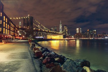 Brooklyn Köprüsü ve Manhattan 'ın aşağısında. Görüntü Dumbo Park, New York City, ABD