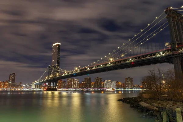 Manhattan Köprüsü ve New York Şehri 'nin gece manzarası. Manzara Dumbo Park, Brooklyn, ABD