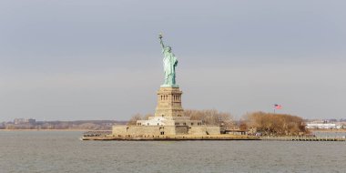 Feribot, New York 'tan Özgürlük Heykeli' nin görüntüsü..