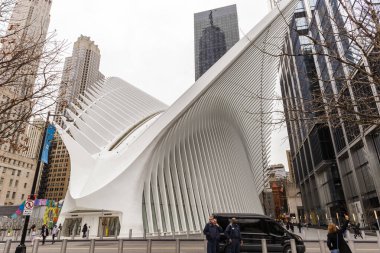 New York City, ABD - 10 Mart 2020: Oculus 'un şehir manzarası - Manhattan' ın aşağısındaki gökdelenlerle çevrili Dünya Ticaret Merkezi terminal istasyonu