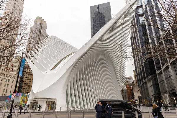 New York City, ABD - 10 Mart 2020: Oculus 'un şehir manzarası - Manhattan' ın aşağısındaki gökdelenlerle çevrili Dünya Ticaret Merkezi terminal istasyonu