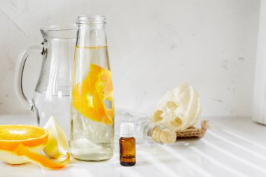 Doğal malzemelerden, beyaz sirkeden, sudan, sitrik kabuktan ve aroma yağından yapılmış. Cam şişedeki organik deterjan. Metnin için boşluk