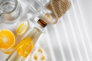 Doğal malzemelerden, beyaz sirkeden, sudan, sitrik kabuktan ve aroma yağından yapılmış. Cam şişedeki organik deterjan. Metnin için boşluk