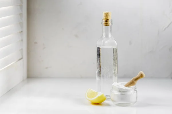 Beyaz sirke, kabartma tozu ve parlak arka planda limon. Ev temizliği için çevre dostu malzemeler. Metnin için boşluk