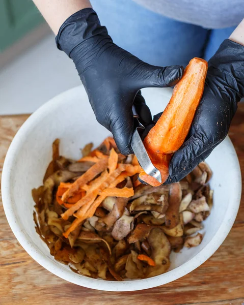 Frau Schält Möhre Schüssel Und Sammelt Gemüsereste Für Kompost Recycling — Stockfoto