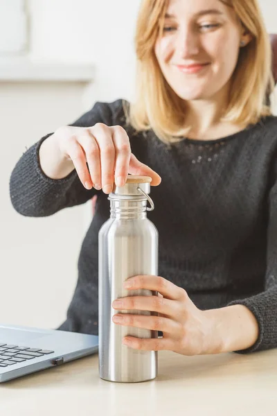 Blonde Frau Öffnet Ihre Wasserflasche Aus Metall Während Des Arbeitstages — Stockfoto