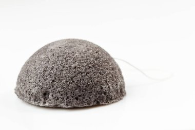 Doğal Konjac Yüz Temizleme Süngeri. Cilt Bakımı Güzel Eko Aracı, beyaz arkaplanı kapatın
