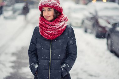 Kış aylarında sokakta yürüyen kız