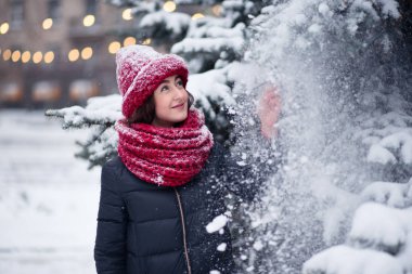 Köknar yakınındaki kız