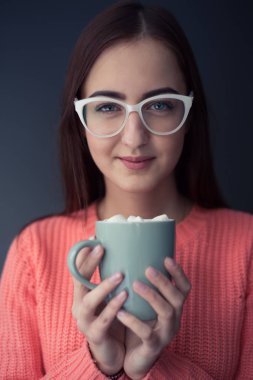 Kız içecekler kahve