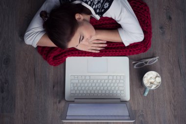 Dizüstü bilgisayarlı kız