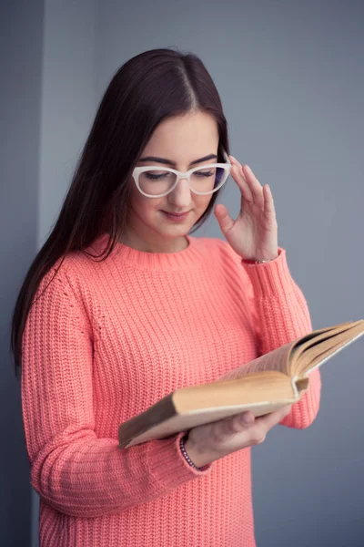 Ragazza che legge un libro — Foto Stock