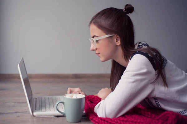 Girl with a laptop — Stock Photo, Image