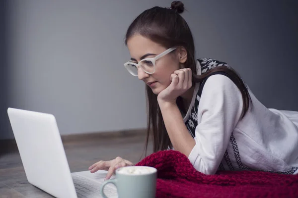 Girl with a laptop — Stock Photo, Image