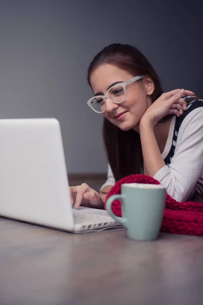 Girl with a laptop — Stock Photo, Image