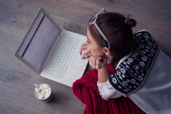 Girl with a laptop — Stock Photo, Image