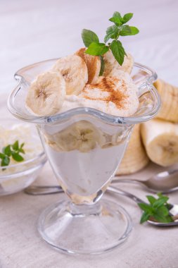 Süzme peynir Mus muz ile