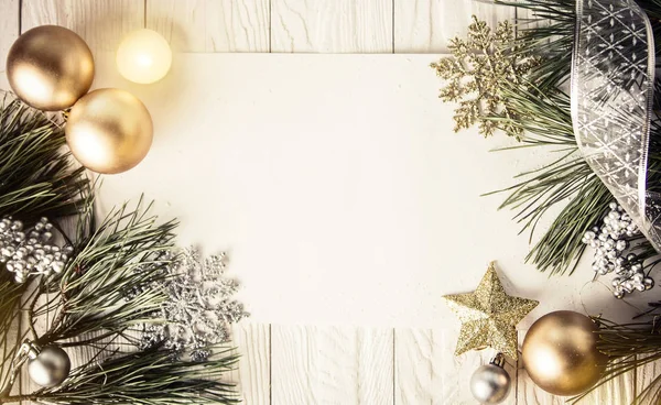 Jul bakgrund med dekorationer på träskiva — Stockfoto
