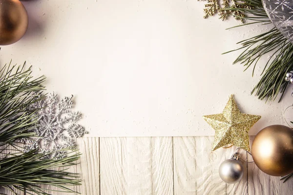 Jul bakgrund med dekorationer på träskiva — Stockfoto