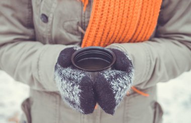 Bir fincan çay kız tutar