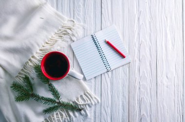 Eşarp ve Noel arka plan üstünde defter ile çay