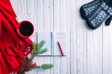 Eşarp ve Noel arka plan üstünde defter ile çay