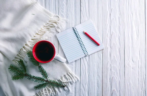 Eşarp ve Noel arka plan üstünde defter ile çay