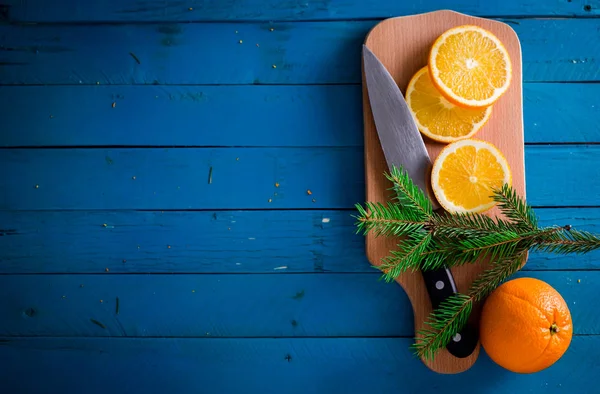 Sinaasappelen op blauwe houten achtergrond — Stockfoto