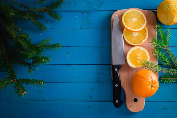 Sinaasappelen op blauwe houten achtergrond — Stockfoto