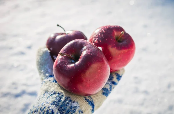 Tyttö pitää omenat yllään lapaset — kuvapankkivalokuva