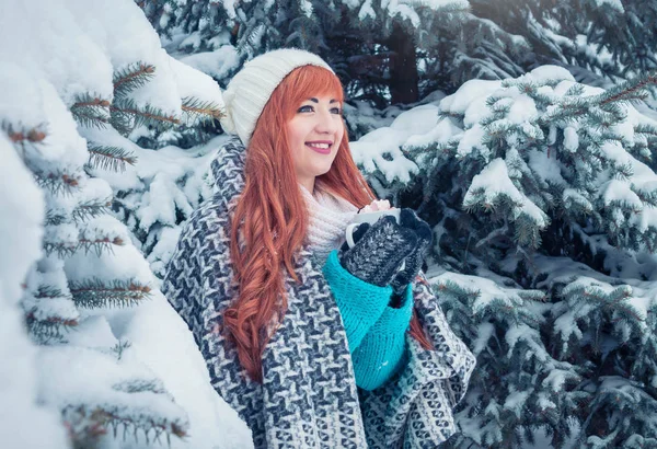 Mujer sostiene taza de café con malvavisco en el bosque de invierno — Foto de Stock