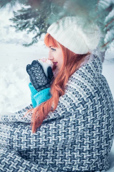 Donna che prende il caffè nella foresta invernale — Foto Stock