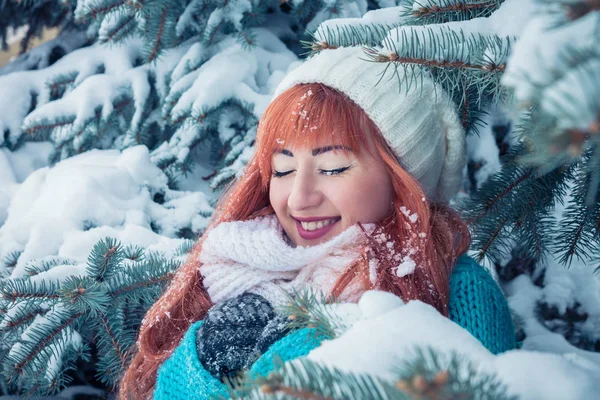 Mujer joven divirtiéndose en el bosque de invierno — Foto de Stock