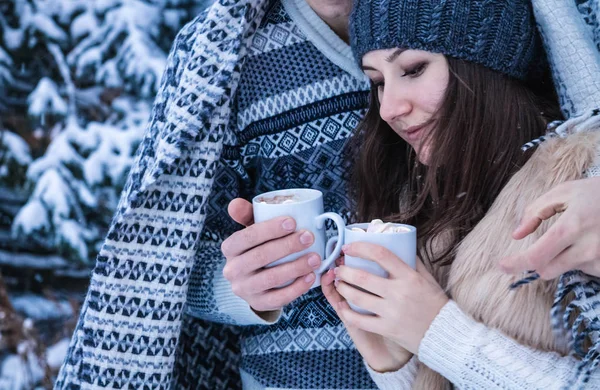 Un par de abrazos y sostiene tazas de café con malvavisco — Foto de Stock