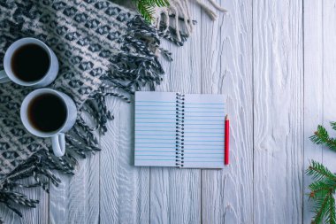 Noel arka plan üstünde defter ile kahve