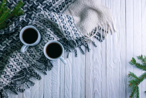 Чашки кофе с одеялом на рождественском фоне — стоковое фото