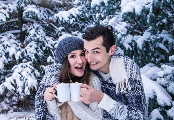 Casal abraços e risos na floresta de inverno — Fotografia de Stock