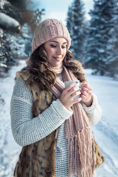 Kvinna håller kopp kaffe med marshmallow — Stockfoto
