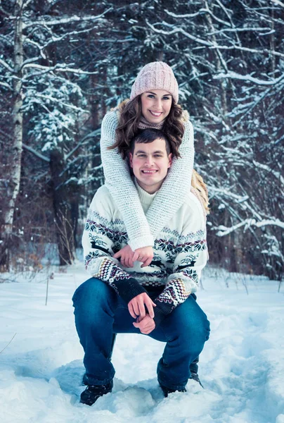 Abraços de casal na floresta de inverno — Fotografia de Stock