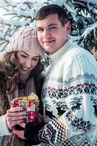 Paar mit einer Geschenkbox — Stockfoto