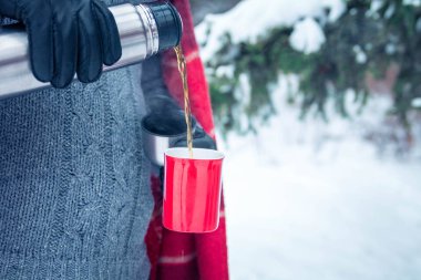 Adam ormandaki termos sıcak çay dökülen
