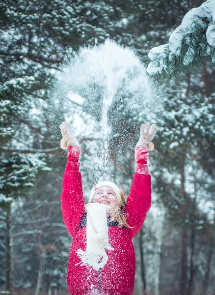 Kız kar ormanda atar.