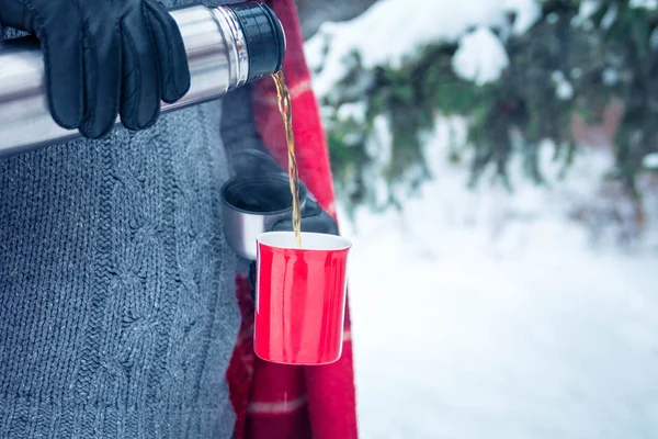 Adam ormandaki termos sıcak çay dökülen