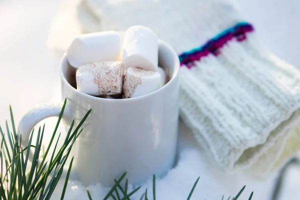Чашка кофе с зефиром в снегу — стоковое фото