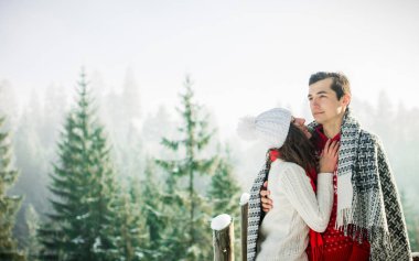 Karpatlar orman arka plan üzerinde mutlu çift