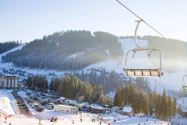 Elevador de cadeiras em Bukovel ski resort — Fotografia de Stock