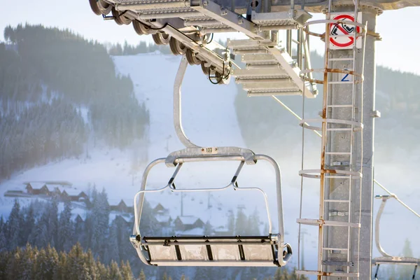 Elevador de cadeiras em Bukovel ski resort — Fotografia de Stock