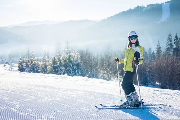 Giovane donna sta sciando in montagna — Foto Stock