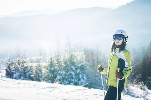 Genç kadın dağda Kayak — Stok fotoğraf